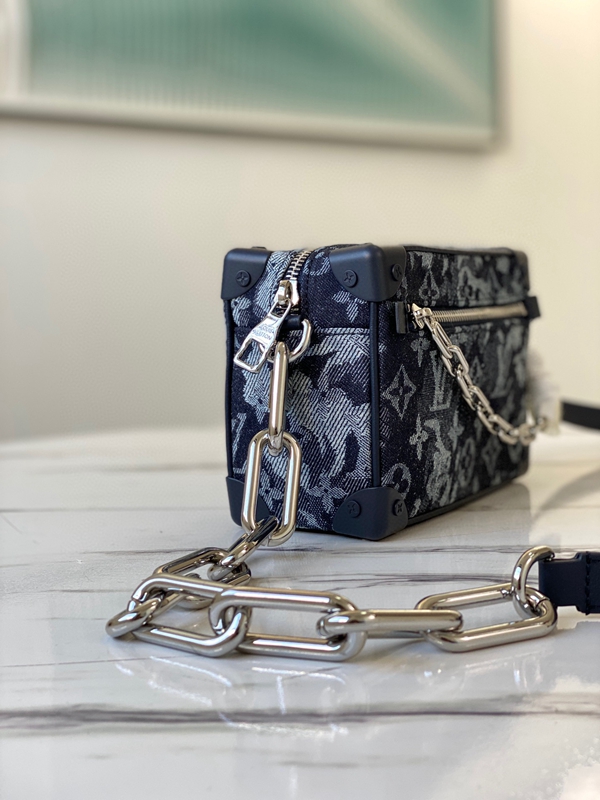 ルイヴィトンバッグ背面デザイン